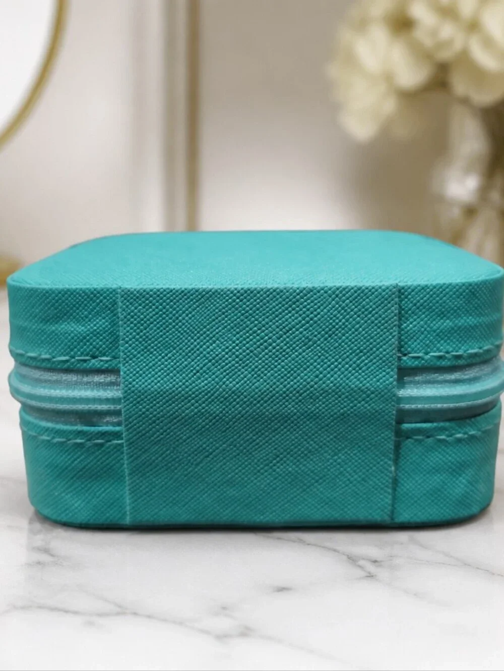 NWOT square mini travel jewelry box organizer featuring a zippered closure